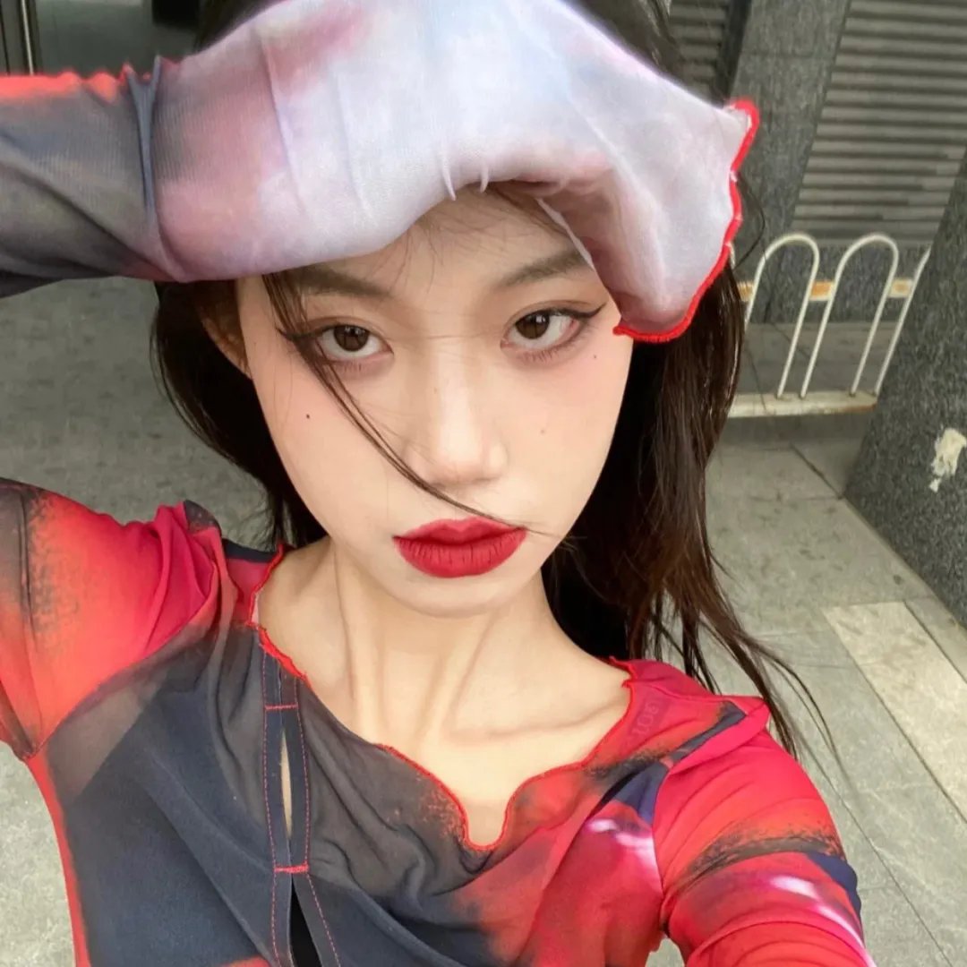 保姆让她的儿子钻进我卧室